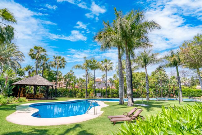 Fantastic west-facing two-bedroom apartment in Las Mimosas Beach Gardens, Nueva Andalucía.