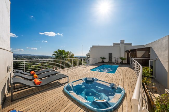 Atemberaubendes Duplex-Penthouse mit drei Schlafzimmern in Nueva Andalucía.