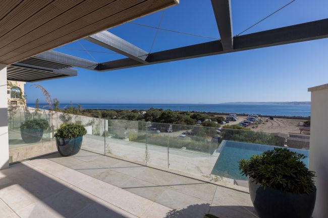 Entdecken Sie das Nonplusultra des Küstenluxus mit diesem atemberaubenden Apartment in einer prestigeträchtigen Wohnanlage direkt am Strand von Estepona.