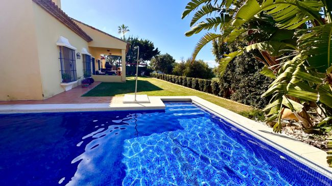 Andalucian Villa in Duquesa with panoramic golf views!