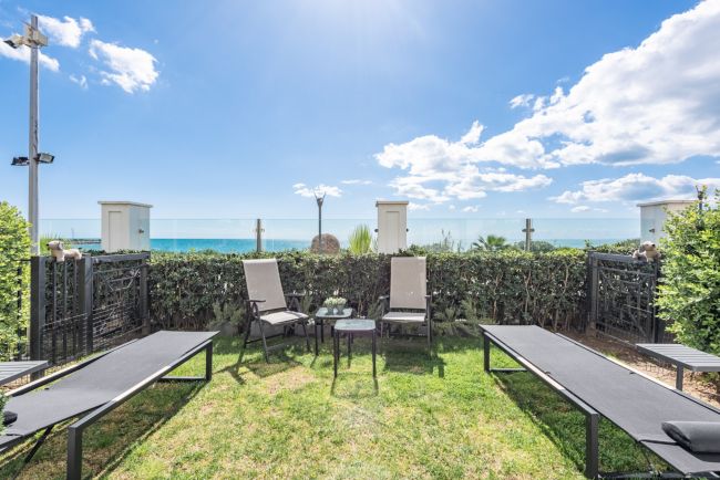 Beachfront apartment in the prestigious Doncella Beach next to Playa Cristo in Estepona!