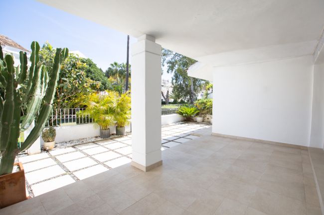 Townhouse with garden in the prime area of Nueva Andalucía
