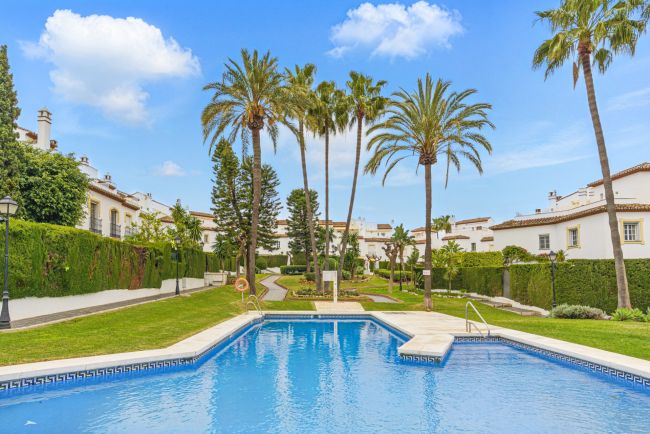 Underbara tre sovrum radhus med havsutsikt, beläget i Bel Air, Estepona.