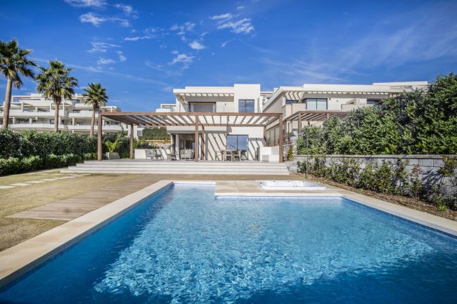 Ny villa beliggende i prestisjetunge gated community med 24-timers sikkerhet i Estepona