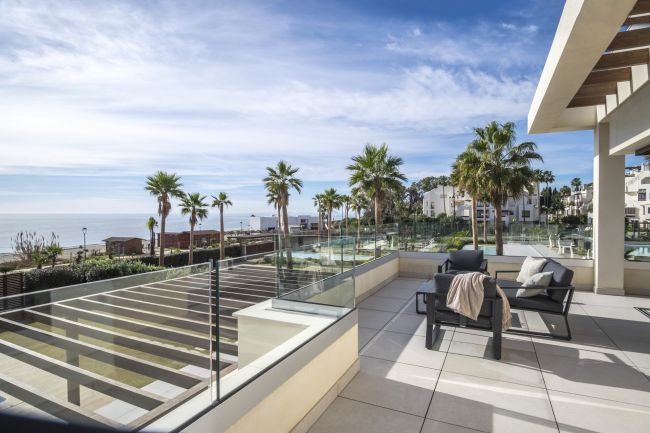Ny villa beliggende i prestisjetunge gated community med 24-timers sikkerhet i Estepona