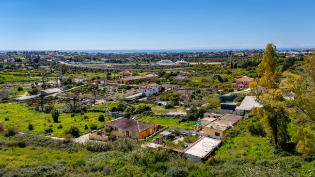 Fantastic south-facing plot for sale in Puerto del Almendro, Benahavís with sea views.