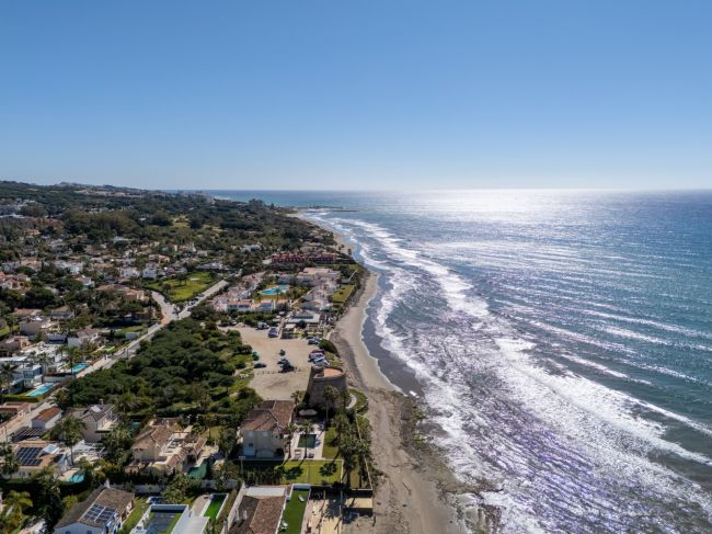 MULIGHET – PRISEN NETTOPP REDUSERT FOR RASKT SALG: Fantastisk luksuriøs strandvilla på første linje i Marbesa, Marbella Øst