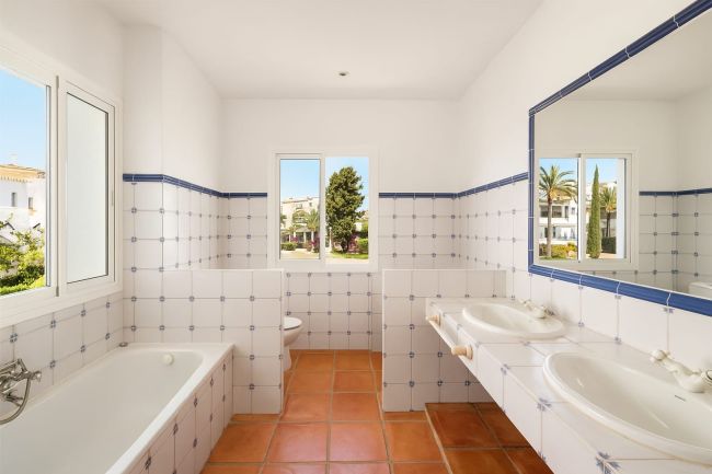 MULIGHET – PRISEN NETTOPP REDUSERT FOR RASKT SALG: Fantastisk luksuriøs strandvilla på første linje i Marbesa, Marbella Øst