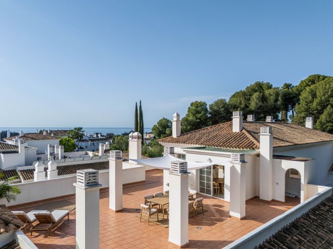 Stunning 2-level penthouse just minutes from the beach & 500m from Rio Real Golf.