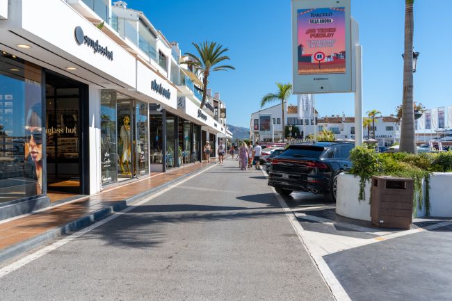 Vakkert renovert 2-roms leilighet i hjertet av Puerto Banús Marina med parkering!