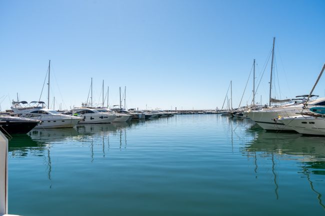 Vakkert renovert 2-roms leilighet i hjertet av Puerto Banús Marina med parkering!