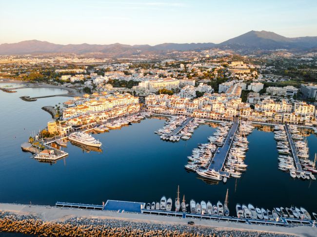 Vakkert renovert 2-roms leilighet i hjertet av Puerto Banús Marina med parkering!