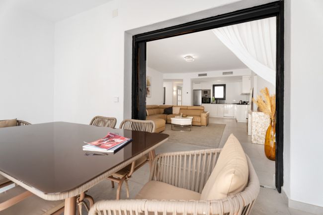 Fantastic opportunity for investor! Luxurious 3 bedroom apartment in the heart of Puerto Banus