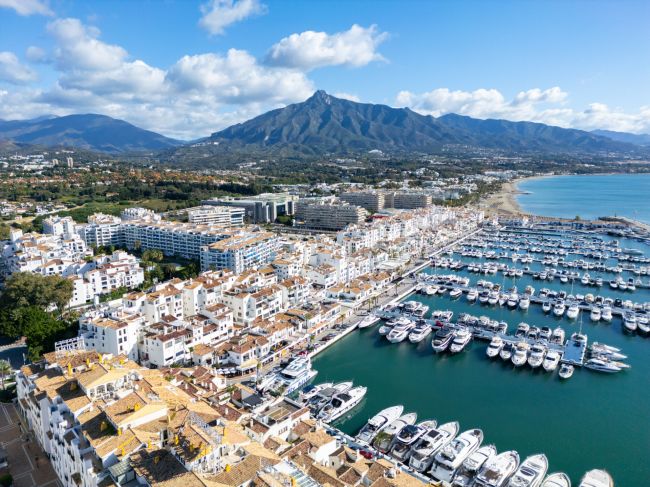 Fantastic opportunity for investor! Luxurious 3 bedroom apartment in the heart of Puerto Banus