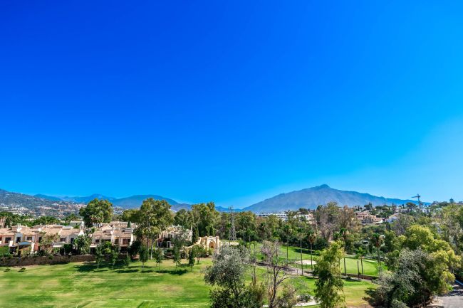 Golf-front Duplex Penthouse med utsikt til La Concha i Guadalmina