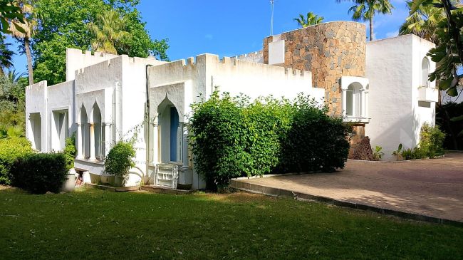 Rymlig fastighet för renovering i El Paraiso Medio, Estepona East