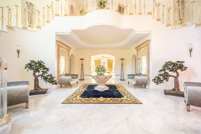 Unique property with 3 villas and panoramic sea views in Cascada de Camoján
