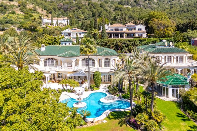 Unique property with 3 villas and panoramic sea views in Cascada de Camoján