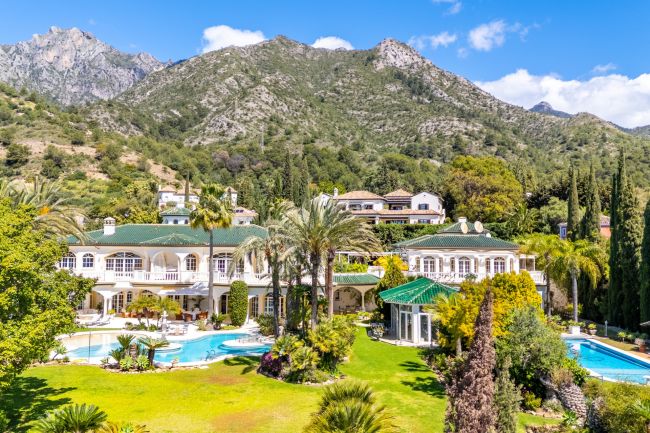 Unique property with 3 villas and panoramic sea views in Cascada de Camoján