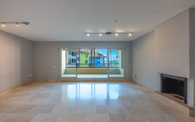 *Charming Marina Apartment with Stunning Sea Views in Sotogrande Port*