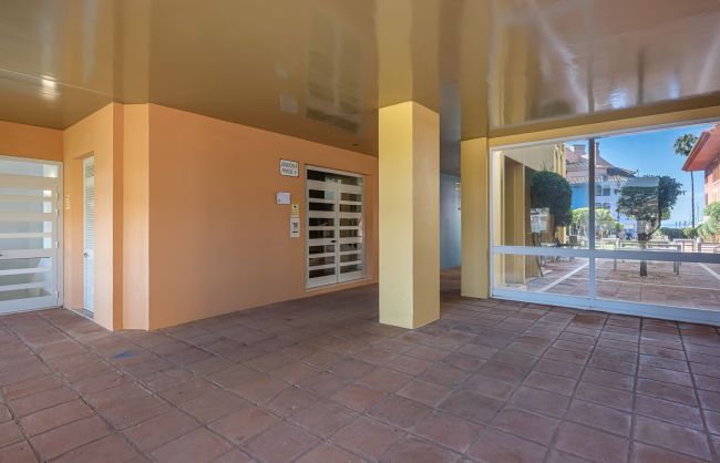*Charming Marina Apartment with Stunning Sea Views in Sotogrande Port*