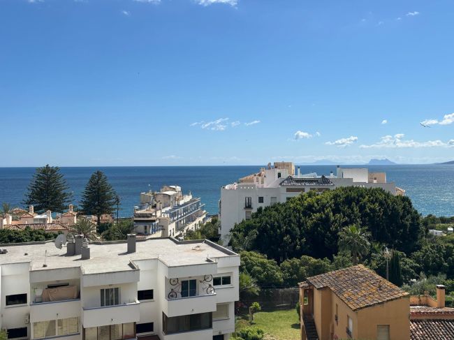 Geräumiges Apartment mit Panoramablick auf das Meer im Hafen von Estepona!