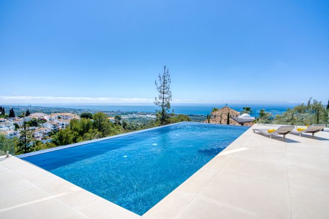 Hervorragende Villa mit fünf Schlafzimmern in Altos de Los Monteros mit Panoramablick auf das Meer