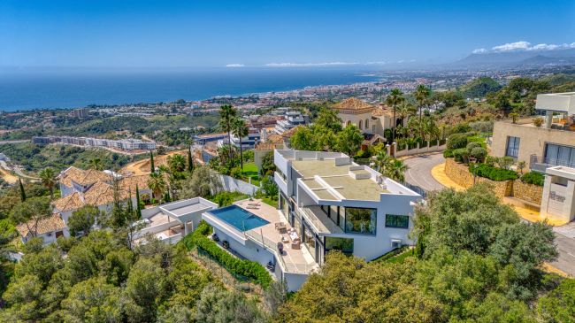 Outstanding, five bedroom Villa located in Altos de Los Monteros with panoramic sea views