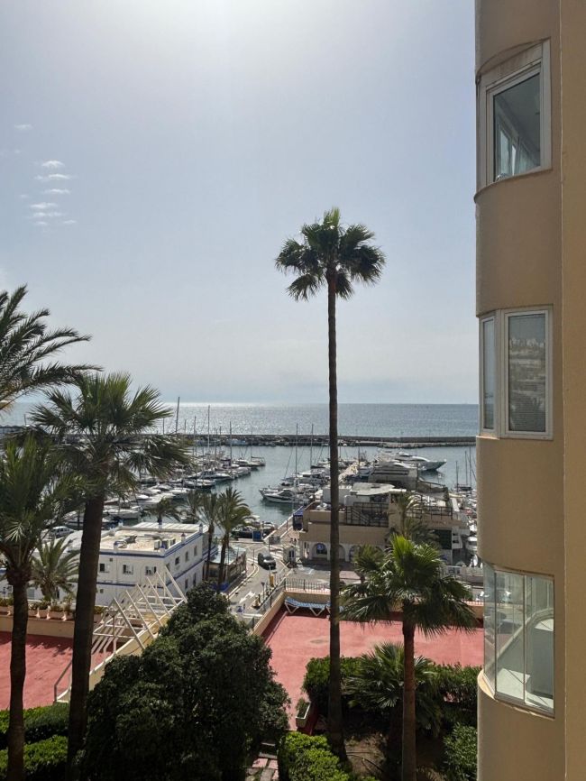 Geräumiges Apartment mit Meerblick im Yachthafen von Estepona.