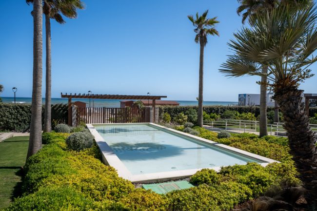 Utsökt Beachfront Duplex Penthouse i New Golden Mile, Estepona