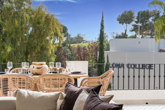 Elegant Renovated Townhouse Near Aloha Golf – Private Garden and Gated Community