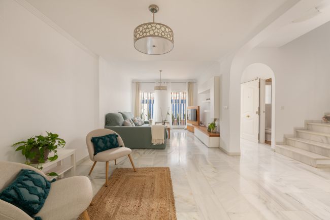 TOWN HOUSE INVESTERING OPPORTUNITY – LICENSED FOR HOLIDAY RENTALS