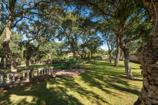 Plot with own water, with beautiful mature garden; exterior enclosure wall and completely fenced, for sale in Sotogrande