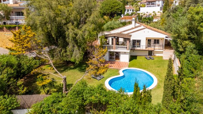 CHARMING 4-BEDROOM VILLA WITH EXPANSIVE OUTDOOR AREA IN MARBELLA