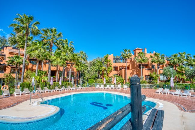 Charming east-facing two-bedroom ground floor apartment with direct pool access in Alminar del Sur, Nueva Andalucía