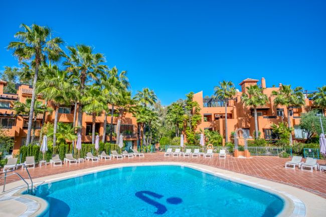 Charming east-facing two-bedroom ground floor apartment with direct pool access in Alminar del Sur, Nueva Andalucía