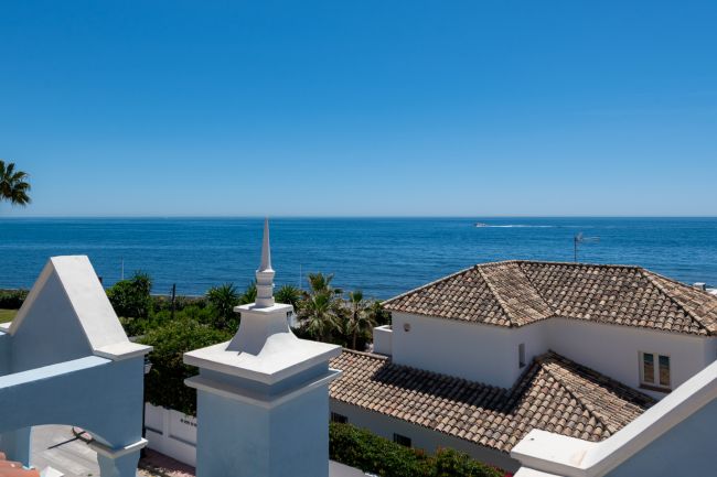 STUNNING LUXURIOUS HOUSE WITH PANORAMIC SEA VIEWS- BEACHFRONT URBANIZATION IN MARBELLA