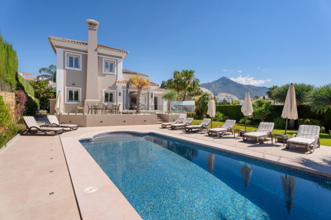 Bla gjennom Exquisite Six-Bedroom Luxury Villa i Golfdalen i Nueva Andalucia, Marbella