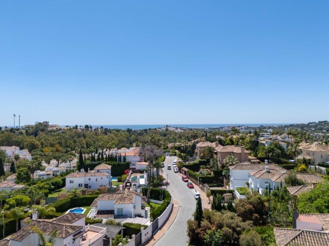 Bla gjennom Exquisite Six-Bedroom Luxury Villa i Golfdalen i Nueva Andalucia, Marbella