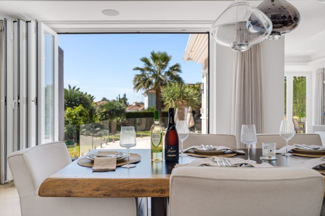 Bla gjennom Exquisite Six-Bedroom Luxury Villa i Golfdalen i Nueva Andalucia, Marbella