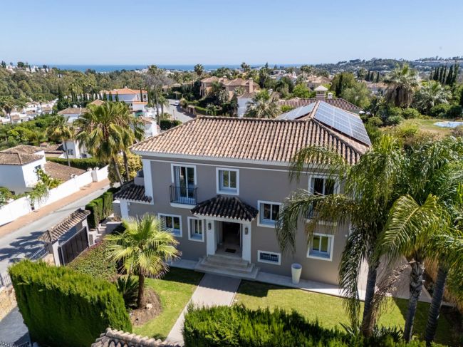 Bla gjennom Exquisite Six-Bedroom Luxury Villa i Golfdalen i Nueva Andalucia, Marbella