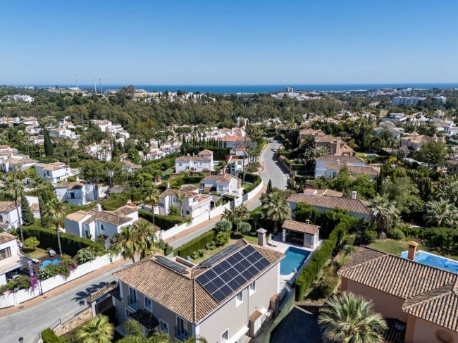 Bla gjennom Exquisite Six-Bedroom Luxury Villa i Golfdalen i Nueva Andalucia, Marbella