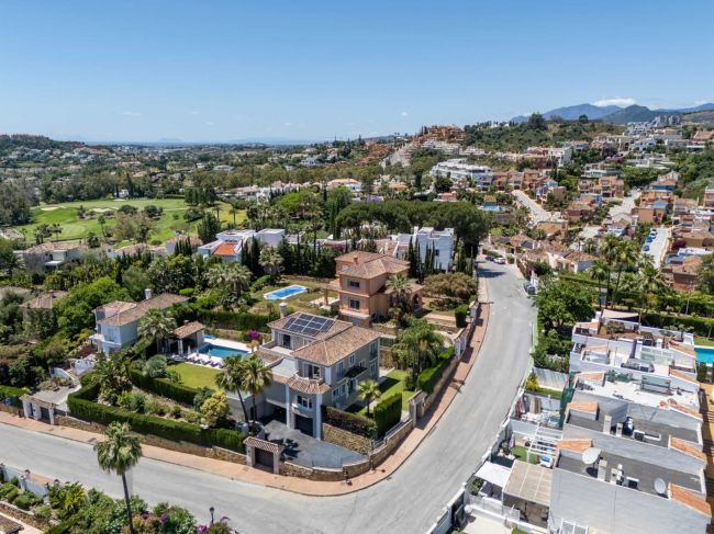 Bla gjennom Exquisite Six-Bedroom Luxury Villa i Golfdalen i Nueva Andalucia, Marbella