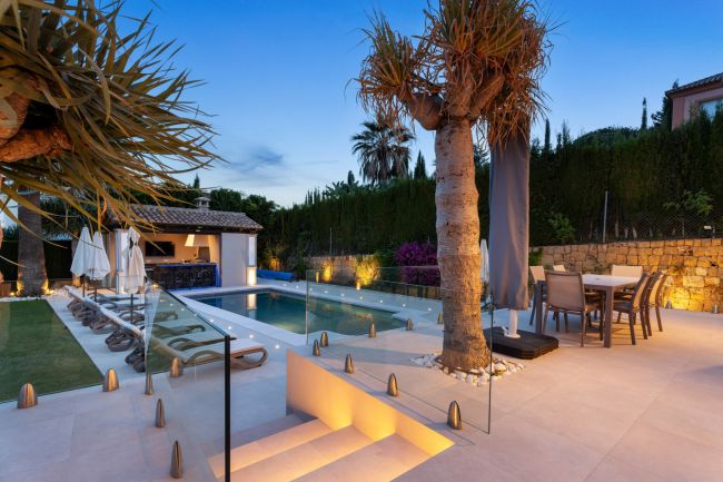 Bla gjennom Exquisite Six-Bedroom Luxury Villa i Golfdalen i Nueva Andalucia, Marbella