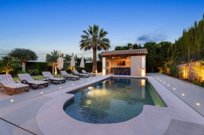 Bla gjennom Exquisite Six-Bedroom Luxury Villa i Golfdalen i Nueva Andalucia, Marbella
