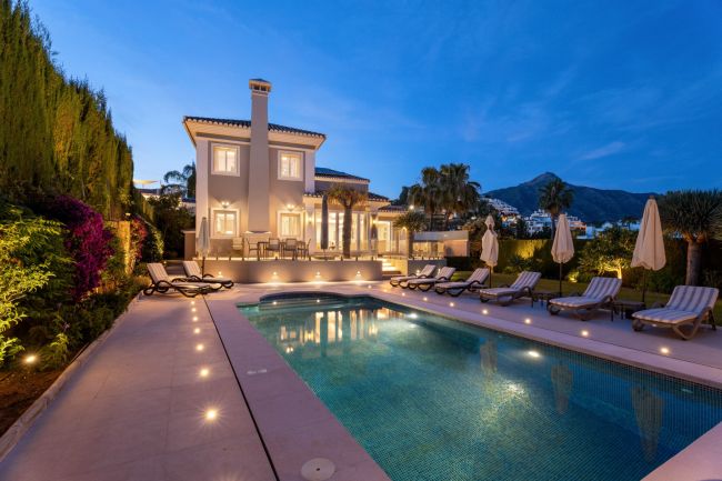 Bla gjennom Exquisite Six-Bedroom Luxury Villa i Golfdalen i Nueva Andalucia, Marbella
