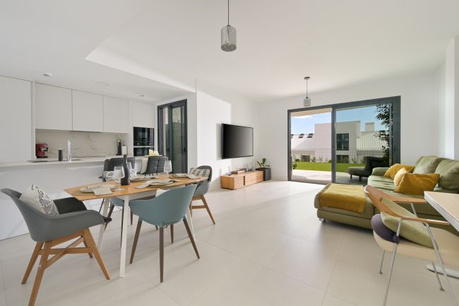 Moderne Leilighet på Bakkeplan med Privat Hage i Fuengirola