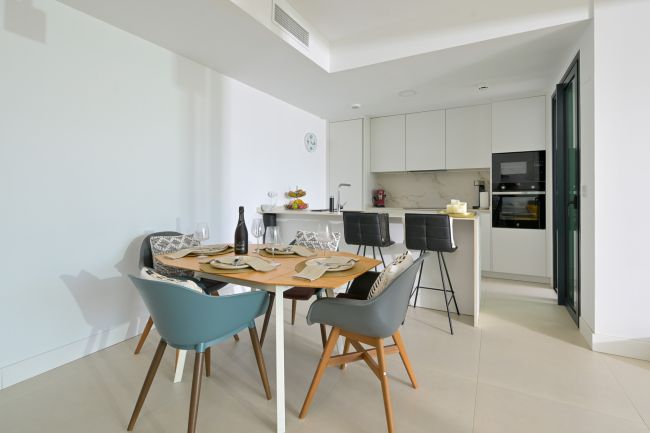 Moderne Leilighet på Bakkeplan med Privat Hage i Fuengirola