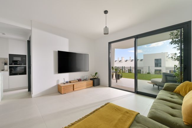 Moderne Leilighet på Bakkeplan med Privat Hage i Fuengirola