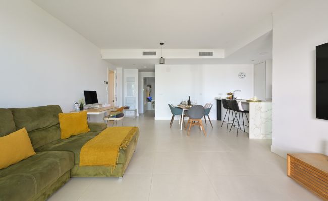 Moderne Leilighet på Bakkeplan med Privat Hage i Fuengirola